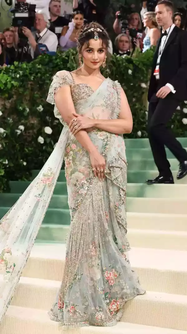 alia-in-sabyasachi-saree